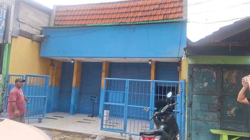 Ruko 2 lantai ex bengkel mobil, ada tanah kosong buat gudang di Cawang