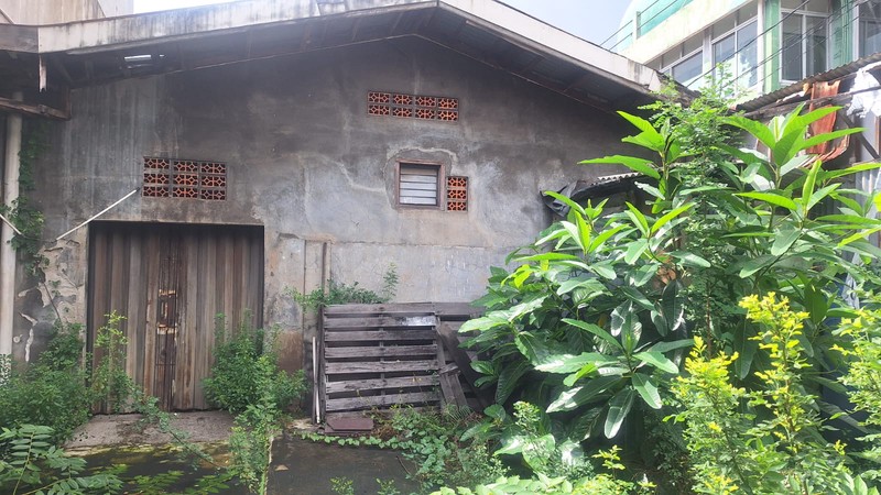 Ruko 2 lantai ex bengkel mobil, ada tanah kosong buat gudang di Cawang