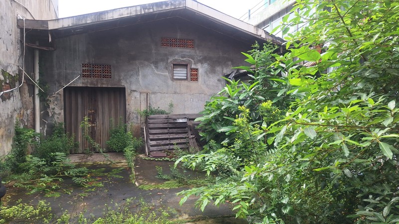 Ruko 2 lantai ex bengkel mobil, ada tanah kosong buat gudang di Cawang