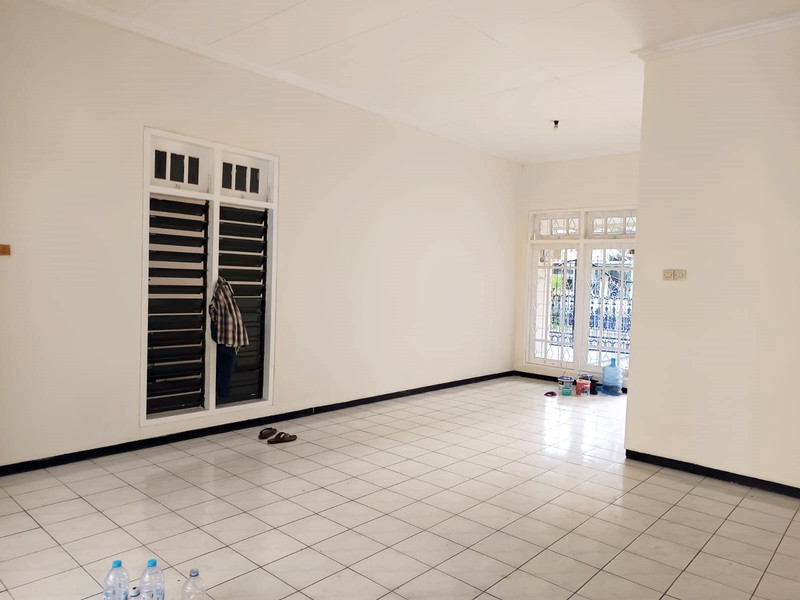 Rumah di Rungkut Mapan Tengah Surabaya Timur, Sudah Renovasi, Row Jalan Lebar, Siap Huni