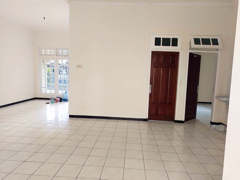 Rumah di Rungkut Mapan Tengah Surabaya Timur, Sudah Renovasi, Row Jalan Lebar, Siap Huni