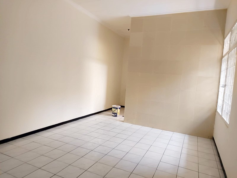 Rumah di Rungkut Mapan Tengah Surabaya Timur, Sudah Renovasi, Row Jalan Lebar, Siap Huni