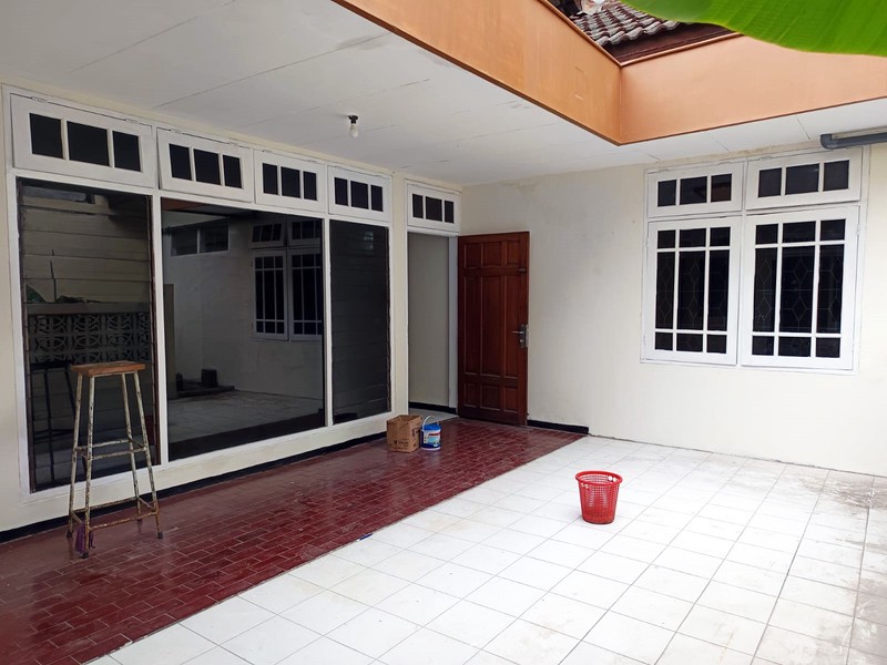 Rumah di Rungkut Mapan Tengah Surabaya Timur, Sudah Renovasi, Row Jalan Lebar, Siap Huni