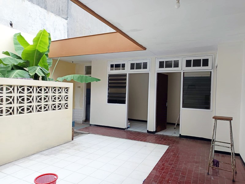 Rumah di Rungkut Mapan Tengah Surabaya Timur, Sudah Renovasi, Row Jalan Lebar, Siap Huni