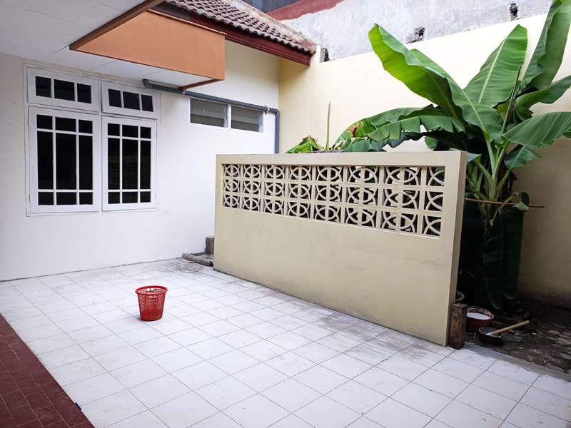 Rumah di Rungkut Mapan Tengah Surabaya Timur, Sudah Renovasi, Row Jalan Lebar, Siap Huni