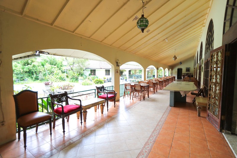 Villa Bergaya Klasik dengan Udara Sejuk di Puncak Cimacan Cipanas