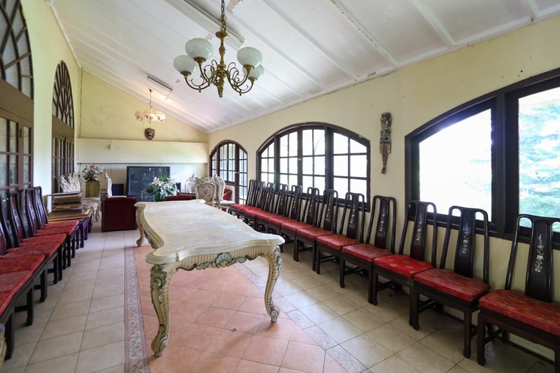 Villa Bergaya Klasik dengan Udara Sejuk di Puncak Cimacan Cipanas