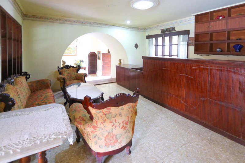 Villa Bergaya Klasik dengan Udara Sejuk di Puncak Cimacan Cipanas