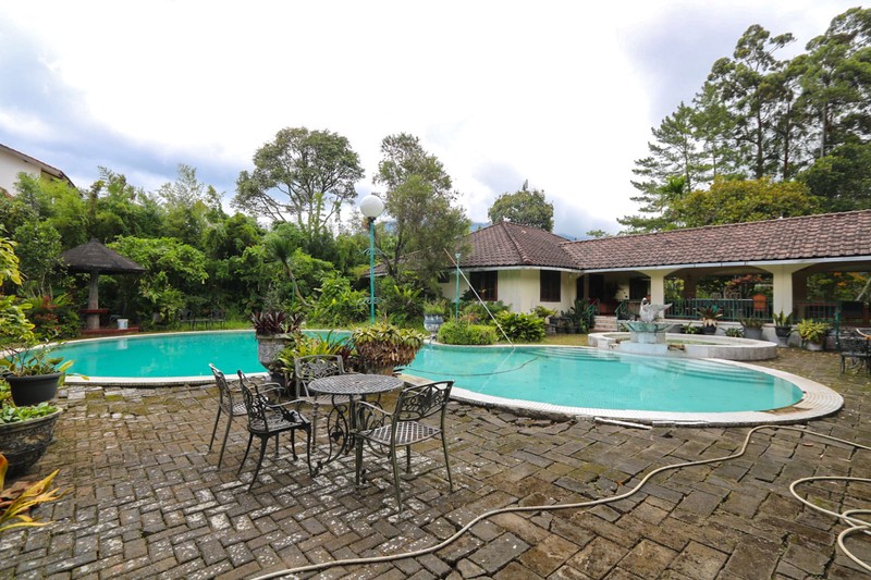 Villa Bergaya Klasik dengan Udara Sejuk di Puncak Cimacan Cipanas