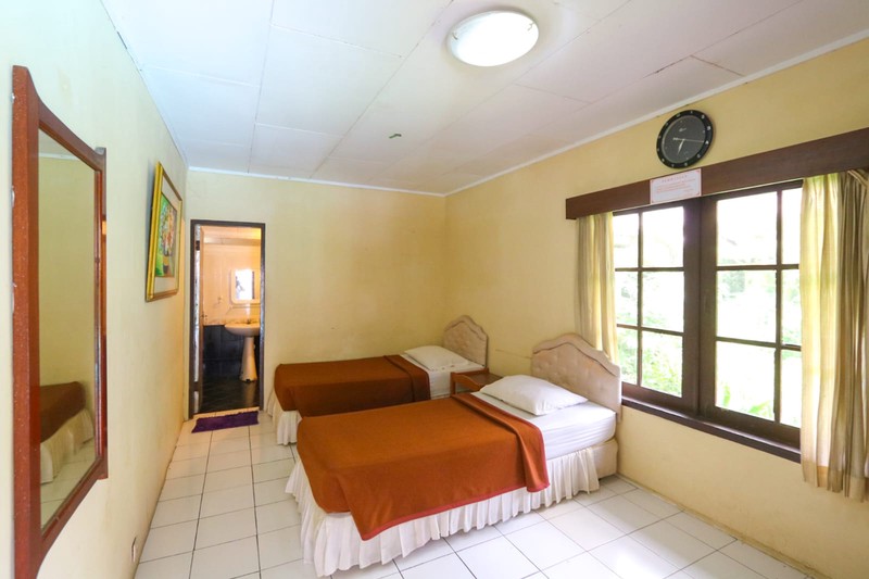 Villa Bergaya Klasik dengan Udara Sejuk di Puncak Cimacan Cipanas