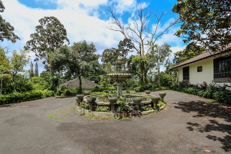 Villa Bergaya Klasik dengan Udara Sejuk di Puncak Cimacan Cipanas