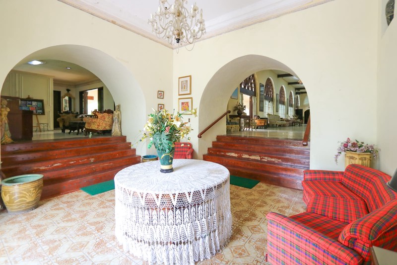 Villa Bergaya Klasik dengan Udara Sejuk di Puncak Cimacan Cipanas