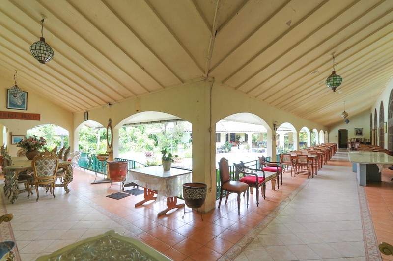 Villa Bergaya Klasik dengan Udara Sejuk di Puncak Cimacan Cipanas