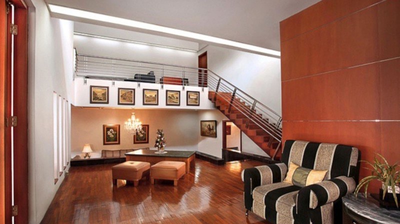 RUMAH MEWAH DILENGKAPI KOLAM RENANG DI BENDUNGAN HILIR JAKARTA PUSAT