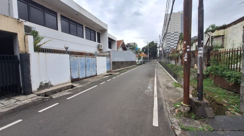 RUMAH MEWAH DILENGKAPI KOLAM RENANG DI BENDUNGAN HILIR JAKARTA PUSAT