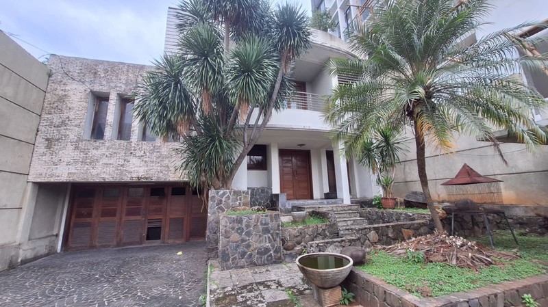 RUMAH MEWAH DILENGKAPI KOLAM RENANG DI BENDUNGAN HILIR JAKARTA PUSAT