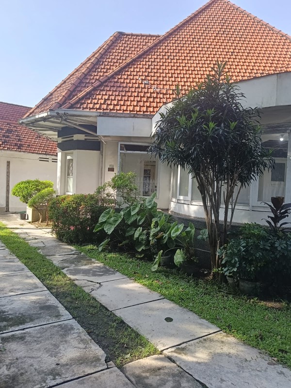 Dijual Rumah VINTAGE ESTETIK Jalan Wr Supratman Surabaya Pusat