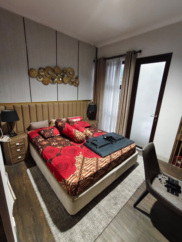 Dijual rumah modern di Grand Wisata Full Furnished,  Interior Ex Show Unit dan nyaman dalam cluster bebas banjir