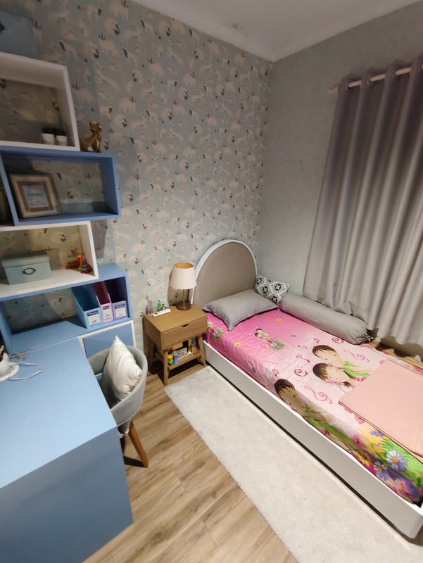 Dijual rumah modern di Grand Wisata Full Furnished,  Interior Ex Show Unit dan nyaman dalam cluster bebas banjir