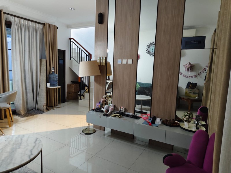 Dijual rumah modern di Grand Wisata Full Furnished,  Interior Ex Show Unit dan nyaman dalam cluster bebas banjir