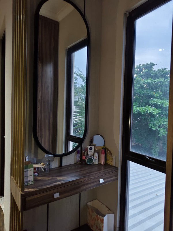 Dijual rumah modern di Grand Wisata Full Furnished,  Interior Ex Show Unit dan nyaman dalam cluster bebas banjir