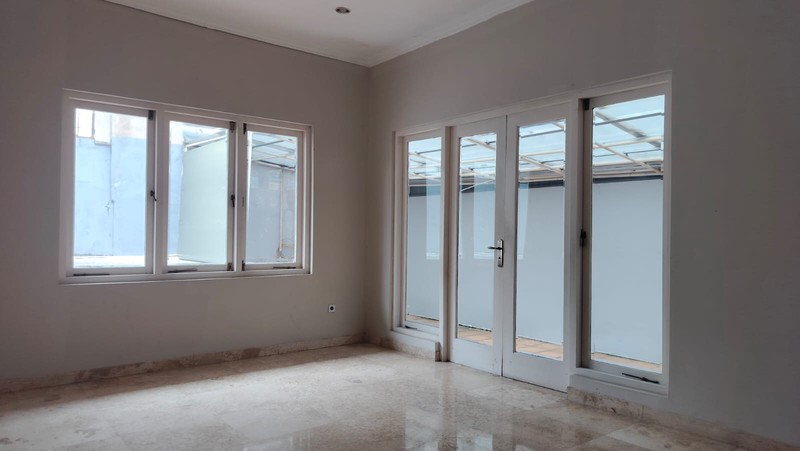 Rumah terawat cocok silent office di Cikini Jakarta Pusat, 600 m2, siap huni, 200 meter ke RS Cikini dan hanya berjarak 2 km FKUI RSCM 