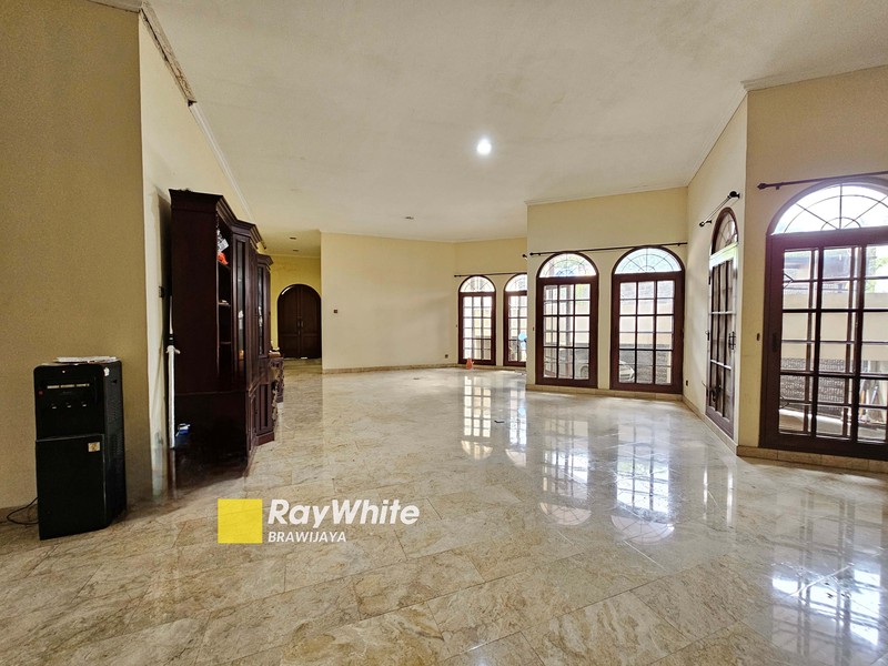 Di bawah Harga NJOP. Rumah di Mega Kuningan, Jakarta Selatan. 