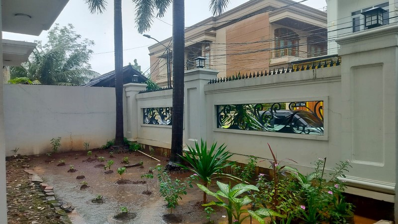 RUMAH LUAS 420 m² DI CEMPAKA PUTIH TIMUR - 2 LANTAI,  TERDAPAT TAMAN & CARPORT BESAR, 5 MENIT KE KELAPA GADING!