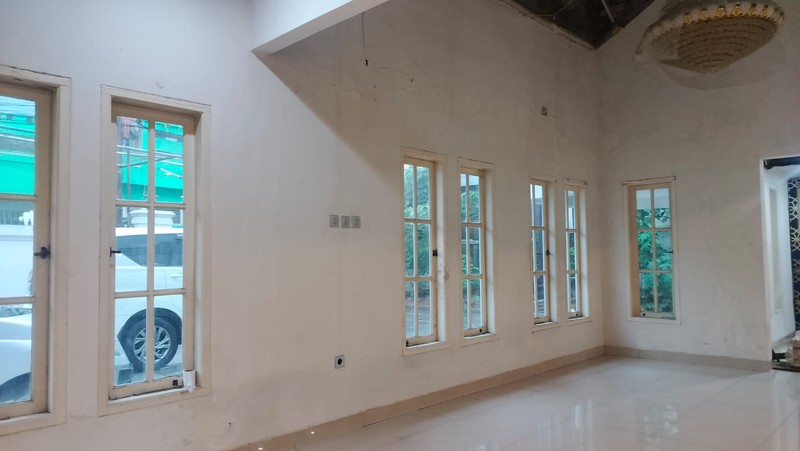 RUMAH LUAS 420 m² DI CEMPAKA PUTIH TIMUR - 2 LANTAI,  TERDAPAT TAMAN & CARPORT BESAR, 5 MENIT KE KELAPA GADING!