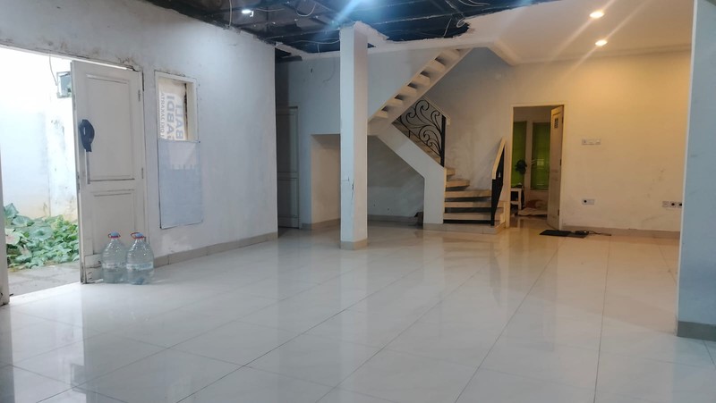 RUMAH LUAS 420 m² DI CEMPAKA PUTIH TIMUR - 2 LANTAI,  TERDAPAT TAMAN & CARPORT BESAR, 5 MENIT KE KELAPA GADING!