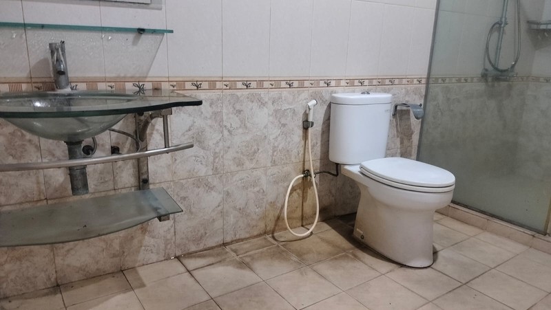 RUMAH LUAS 420 m² DI CEMPAKA PUTIH TIMUR - 2 LANTAI,  TERDAPAT TAMAN & CARPORT BESAR, 5 MENIT KE KELAPA GADING!