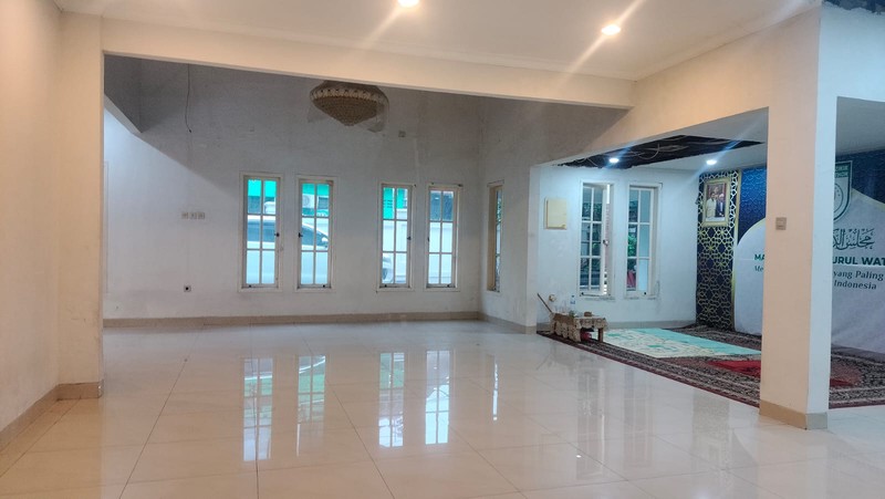 RUMAH LUAS 420 m² DI CEMPAKA PUTIH TIMUR - 2 LANTAI,  TERDAPAT TAMAN & CARPORT BESAR, 5 MENIT KE KELAPA GADING!