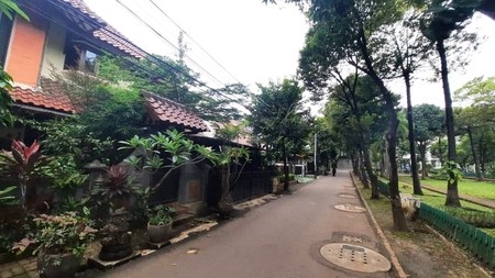 Rumah di Hang Jebat, Kebayoran Baru 300 sqm, prime location,  Depan taman, 5 menit ke Senayan