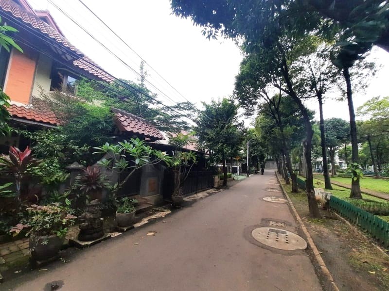 Rumah di Hang Jebat, Kebayoran Baru 300 sqm, prime location,  Depan taman, 5 menit ke Senayan