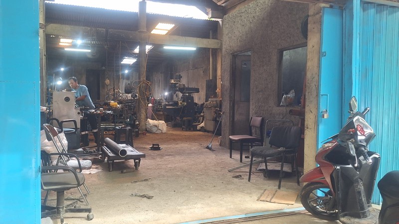 Rumah 1 lantai,ex Bengkel bubut, Harga Nego Lokasi Ok di Cawang