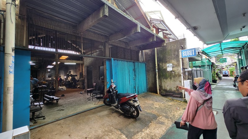 Rumah 1 lantai,ex Bengkel bubut, Harga Nego Lokasi Ok di Cawang