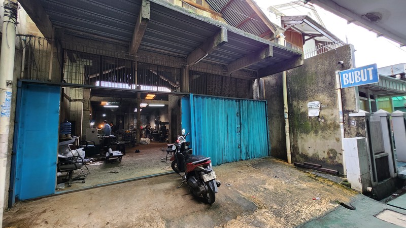 Rumah 1 lantai,ex Bengkel bubut, Harga Nego Lokasi Ok di Cawang