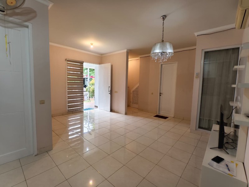 De Latinos Mexicano BSD City, dekat stasiun rawabuntu