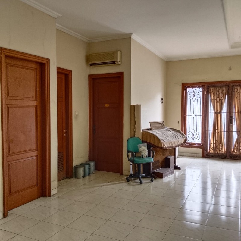 Opportunity Langka! Rumah 2 Lantai Harga di Bawah NJOP, Lokasi Strategis untuk Usaha dan Hunian di Kebayoran Lama Jakarta Selatan