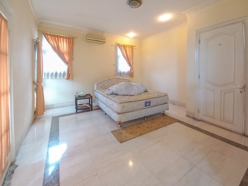 Rumah Mewah di Legenda Wisata Cibubur Akses Mudah ke Sentul City 