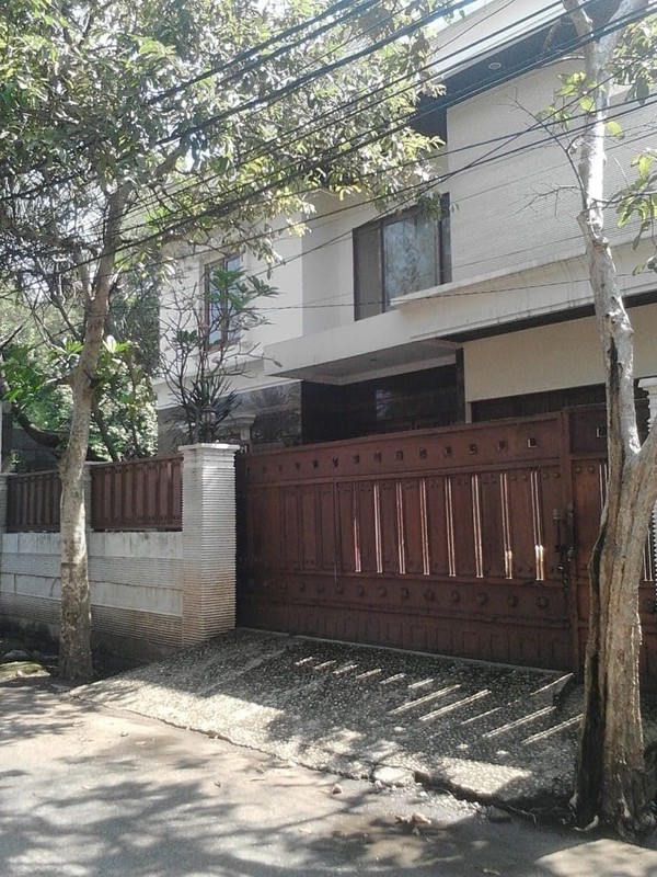 DI JUAL RUMAH lokasi strategis di kemang timur 