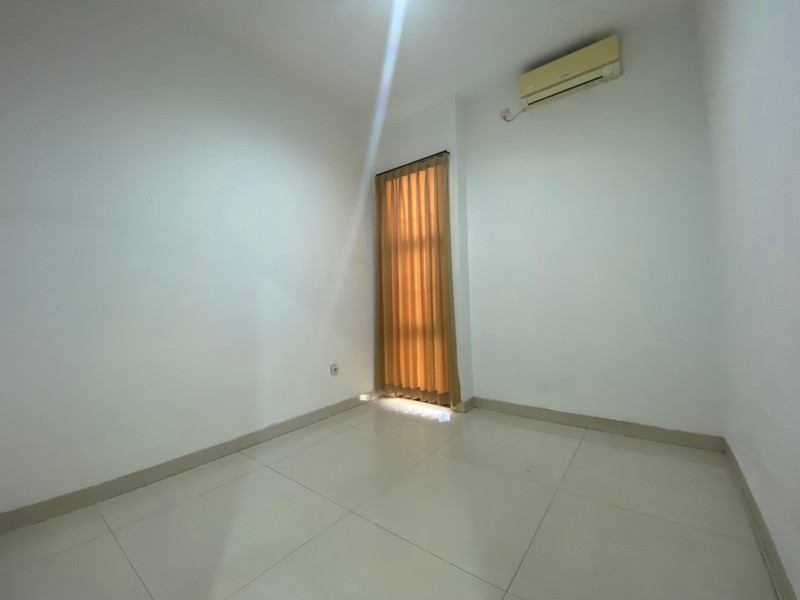 Rumah cantik siap huni dalam perumahan di Ciputat 