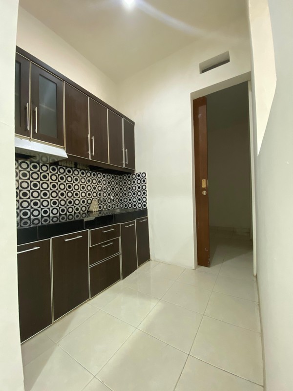 Rumah cantik siap huni dalam perumahan di Ciputat 