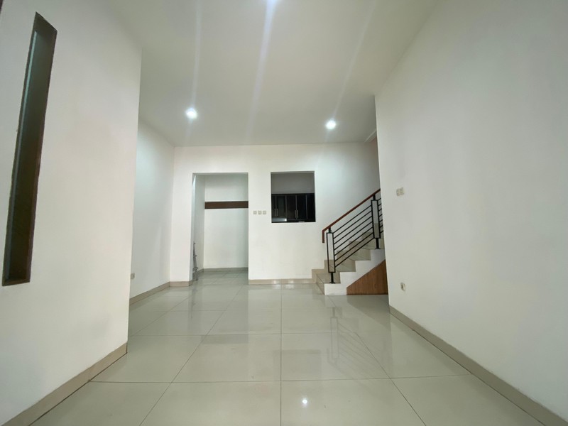 Rumah cantik siap huni dalam perumahan di Ciputat 