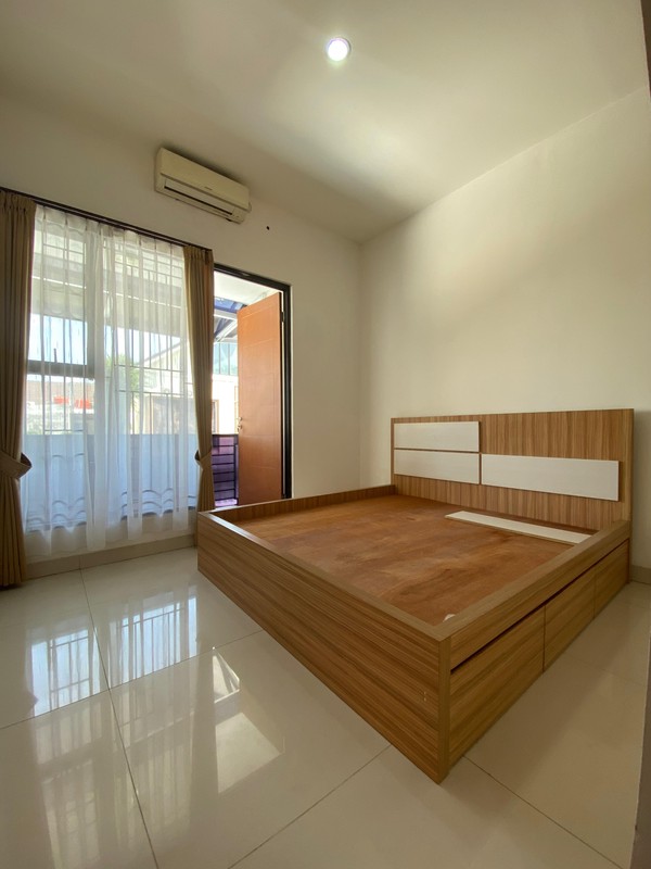 Rumah cantik siap huni dalam perumahan di Ciputat 