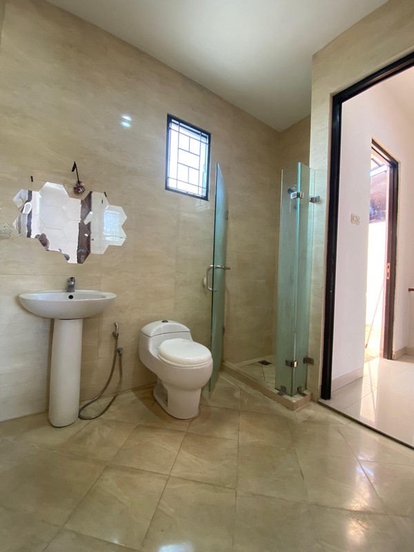 Rumah cantik siap huni dalam perumahan di Ciputat 