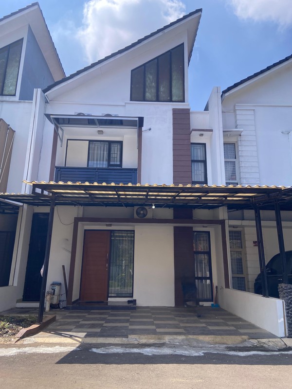 Rumah cantik siap huni dalam perumahan di Ciputat 