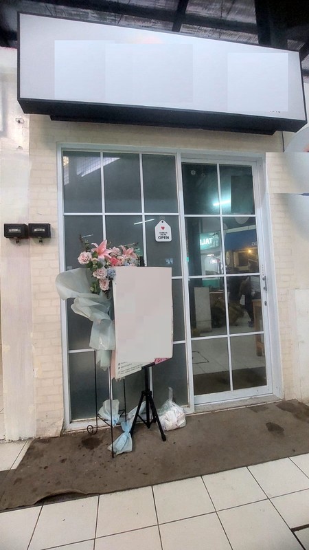 Kios dalam pusat perbelanjaan di Bintaro