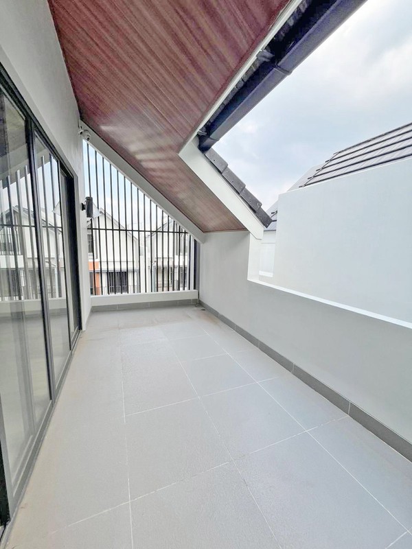 Rumah 3 Lantai di Leonora Gading Serpong - Lengkap & Siap Huni