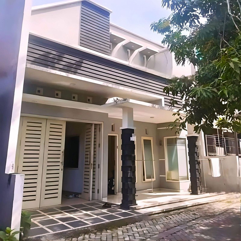 2004. Dijual Rumah 2 Lantai Tengah Kota Alun Alun Kauman Bojonegoro